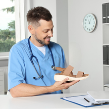 Lade das Bild in den Galerie-Viewer, OrthoRina - Orthopädische Sandalen mit Fersenpolsterung für maximalen Tragekomfork